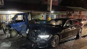 雲林斗六，仁義路，貨車逆向買東西，追撞，司機180度拋飛，BMW大七(圖／翻攝畫面)