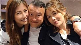 曾志偉（中）燦笑貼臉女星姚樂怡（右）、周家蔚（左）惹爭議。（圖／翻攝自姚樂怡抖音）