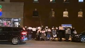 民眾到中國駐芝加哥領事館前抗議。（圖／翻攝自方舟子 推特）