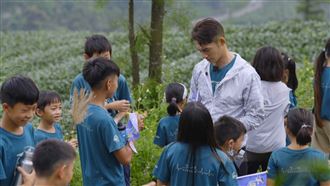 跟小學生洗澡　温昇豪遭問「要比誰大」