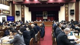 立委籲精進國勢普查 通過提案凍結部分預算立法院財政委員會30日審查112年度中央政府總預算案有關行政院主計總處部分，多名立委督促精進國勢普查，並通過提案凍結部分預算，待主計總處向財委會提出書面報告經同意後，始得動支。中央社記者范正祥攝 111年11月30日