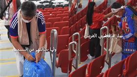 直播主分享，日本球迷觀賽後，還留下來幫忙清垃圾。（圖／翻攝自omr94 IG）