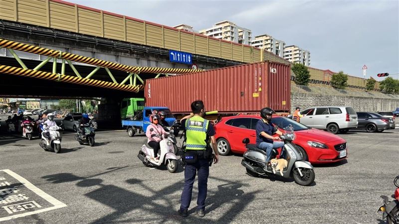聯結車硬闖涵洞！撞斷4.1公尺限高架慘了