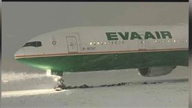 長榮波音777客機,溫哥華機場,讀者提供