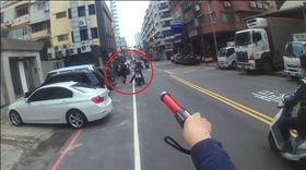 警方攔查，通緝犯，追逐100公尺，路過騎士，無影腳，助攻 (圖／翻攝畫面)