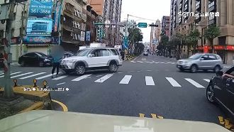 左轉車未注意行人　女子緊急閃避僅擦傷
