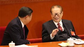習近平江澤民交換意見中共19大專題中國共產黨第19次全國代表大會開幕式18日在北京舉行，中共總書記習近平（左）發表19大政治報告，回座後與前中共領導人江澤民（右）交換意見。中央社記者吳家昇北京攝 106年10月18日