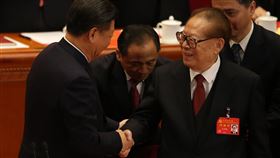 習近平江澤民握手致意中共19大專題中共19大閉幕式24日通過中共黨章修正案。「習近平新時代中國特色社會主義思想」列入中共黨章。中共總書記習近平（左）成為繼毛澤東、鄧小平後，名字被寫入黨章的中共領導人。圖為習近平與前中共領導人江澤民（前右）握手致意。中央社記者吳家昇北京攝 106年10月24日