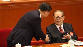 19大開幕　習近平江澤民握手致意中共19大專題中國共產黨第19次全國代表大會開幕式18日在北京舉行，中共總書記習近平（左）發表19大政治報告，並在回座後與前中共領導人江澤民（右）握手致意。中央社記者吳家昇北京攝　106年10月18日