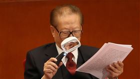 江澤民細讀報告中共19大專題中共19大閉幕式24日全票通過中共黨章修正案。「習近平新時代中國特色社會主義思想」列入中共黨章。中共總書記習近平成為繼毛澤東、鄧小平後，名字被寫入黨章的中共領導人。前中共領導人江澤民（圖）細讀報告冊。中央社記者吳家昇北京攝　106年10月24日