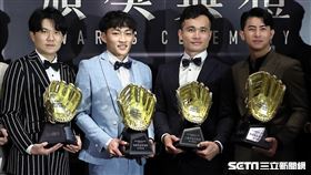 ▲2022中華職棒頒獎典禮，味全龍外野手郭天信（左2）拿下金手套獎。（圖／記者劉彥池攝影）