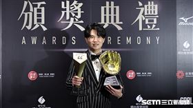 ▲2022中華職棒頒獎典禮，中信兄弟游擊手江坤宇拿下最佳九人和金手套獎。（圖／記者劉彥池攝影）