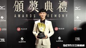 ▲2022中華職棒頒獎典禮，中信兄弟投手吳哲源拿下金手套獎。（圖／記者劉彥池攝影）