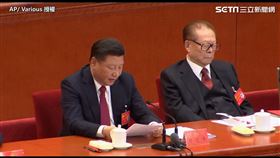 北京 - 2017 年 10 月 24 日習近平（中）和胡錦濤（左）江澤民（右）（圖／AP/ Various 授權）  鎖中國