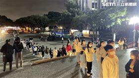 桃園永豐雲豹職業籃球隊公告，魔獸將來輔大看球，吸引大批學生排隊入場。（圖／記者吳康瑋攝）