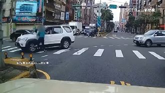 「轉彎車」沒注意路況　婦人急閃仍被撞