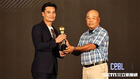 ▲2022中華職棒頒獎典禮，富邦悍將游擊手王勝偉拿下東山再起獎。（圖／記者劉彥池攝影）