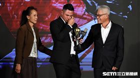 ▲2022中華職棒頒獎典禮，味全龍終結者陳冠偉拿下新人王。（圖／記者劉彥池攝影）