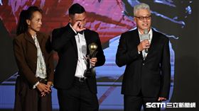 ▲2022中華職棒頒獎典禮，味全龍終結者陳冠偉拿下新人王，父親陳威成現身。（圖／記者劉彥池攝影）