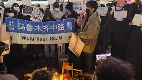 在韓中國人聲援白紙運動  爭取民主人權（2）逾百人30日晚間前往首爾弘大，參與中國留學生發起的燭光悼念活動。中央社記者廖禹揚首爾攝  111年11月30日