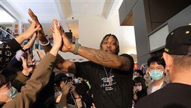 魔獸天降輔大，小球迷興奮擊掌、難忘喊吃不消。（圖／輔大提供）