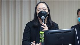 立院交通委員會  唐鳳備詢數位發展部長唐鳳27日赴立法院交通委員會列席報告業務概況，並回應立委提問低軌衛星等議題。中央社記者鄭清元攝  111年10月27日