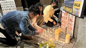台大學生點亮燭光  聲援中國白紙運動（2）中國COVID-19封控、清零政策引發人民不滿，近期大批抗爭者高舉白紙無聲表達抗議。數名學生自發串連，30日晚間在台灣大學校內總圖書館前發起以點蠟燭、短講等方式，聲援「白紙運動」抗爭者，期盼「所有的勇氣都該有回聲」。中央社記者陳至中攝  111年11月30日