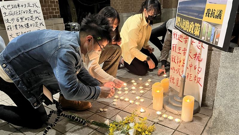 台大學生自發燭光悼念　聲援中國白紙革命