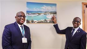 聖露西亞總理訪台 強調雙邊邦誼穩固聖露西亞總理皮耶（右）在聖露西亞駐台大使館接受訪問，他指著牆上掛著的照片向記者分享，他的辦公室就在他手指的地方。中央社記者閻文韜攝  111年11月30日