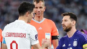 ▲梅西賽前與萊萬多夫斯基（Robert Lewandowski）握手。（圖／取自FIFA FB）