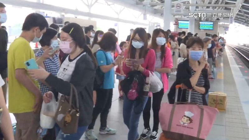 口罩令鬆綁！月台、戶外車站等車仍要配戴