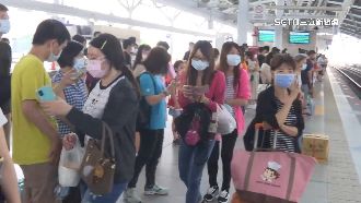 口罩令鬆綁！月台、戶外車站等車仍要配戴