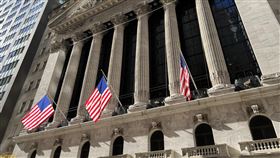 美股重挫  道瓊指數跌近500點美股28日在中國多地爆發示威後重挫，道瓊工業指數跌近500點，標準普爾500指數及那斯達克綜合指數雙雙跌逾1.5%。圖為紐約證券交易所。中央社記者尹俊傑紐約攝  111年11月29日