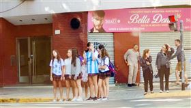 瘋世足  阿根廷學生穿球衣到校上課學生於阿根廷世足賽比賽當日，身穿阿根廷球隊相關紀念衣到校上課，有些學生還以彩妝彩繪臉增添球迷熱切支持之心。中央社記者黃韻如布宜諾斯艾利斯攝  111年12月1日