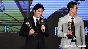 ▲2022中華職棒頒獎典禮，中信兄弟投手德保拉請林威助總教練代領個人獎。（圖／記者劉彥池攝影）