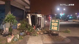 貨櫃車過彎失控　撞歪電線桿、毀檳榔攤