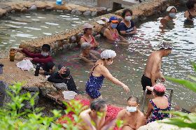 天氣冷  民眾泡湯取暖（2）