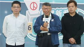 柯文哲選舉後的下一步（2）民眾黨主席、台北市長柯文哲（中）與民眾黨幹部26日晚間針對九合一選舉結果出席記者會，有媒體提問他的下一步，他表示要先回台大醫院。中央社記者郭日曉攝  111年11月26日