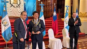 瓜地馬拉總統賈麥岱（Alejandro Giammattei）、我國駐瓜地馬拉大使鄭力城（圖／翻攝自我駐瓜地馬拉大使館推特）