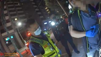 遇警攔查心虛！男抓毒品猛塞嘴吞「滅證」