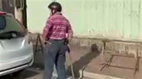 民眾到太平區馬卡龍公園玩，車停路邊竟遭老翁持棍棒恐嚇不准停。（圖／翻攝畫面）