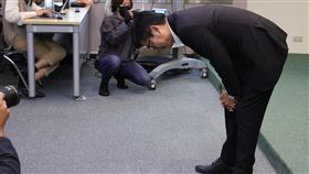 民進黨代理主席陳其邁鞠躬謝選民民進黨代理主席陳其邁（前）30日在中常會後記者會上深深一鞠躬，感謝選民給民進黨反省的機會，他表示，民進黨會深刻檢討，謙虛面對民意。中央社記者謝佳璋攝  111年11月30日