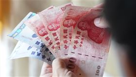 新台幣貶破32元大關創近6年新低美股反彈行情曇花一現，上週五四大指數收黑，金融市場前景未明，台灣股匯市17日也雙雙下挫，台股大跌逾200點，新台幣重貶逾1角、摜破32元整數大關，創下近6年盤中最低紀錄。中央社記者徐肇昌攝  111年10月17日