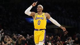 ▲威斯布魯克（Russell Westbrook）投進中場壓哨三分球。（圖／美聯社／達志影像）