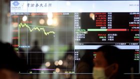 台股開高走高  收漲133點台股1日開高走高，收盤漲133.25點，為15012.8點，漲幅0.9%，成交金額新台幣2915.77億元。中央社記者張新偉攝  111年12月1日