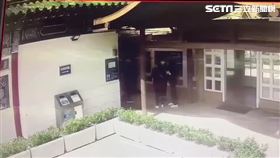 北市黃姓葬儀社員工潛入第一殯儀館廁所偷拍往生者家屬如廁。（圖／翻攝畫面）