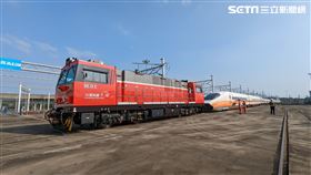 台灣高鐵公司與台灣車輛公司今（1）日共同於高鐵燕巢總機廠舉辦「高鐵柴液型調度機關車交車典禮」，本次交付的3台新機關車。（圖／記者戴玉翔攝影）