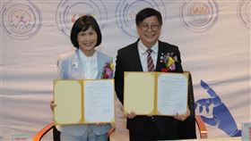 圖說城市科大校長馮美瑜與智泰科技董事長許志青簽定產學合作意向書  臺北城市科技大學提供