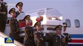 央視報導中共前領導人江澤民今移靈回北京，透明棺材也曝光，習近平也親自到機場迎靈。（圖／翻攝自央視新聞）