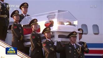 江澤民移靈！戴「招牌黑框眼鏡」躺透明棺